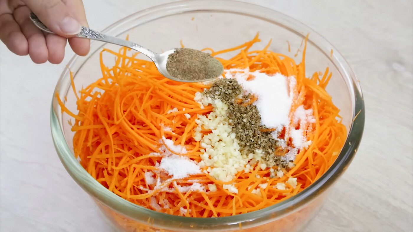 Кухарі пояснили, як зробити смачну моркву по-корейськи за класичним рецептом