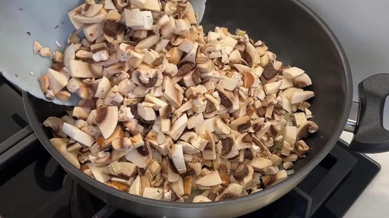 Замість печериць можна взяти лісові гриби, тоді смак буде ще насиченішим