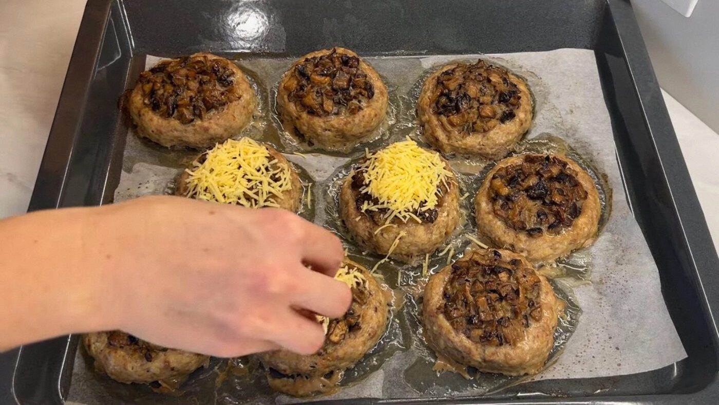 Господині поділилися рецептом грибних гнізд з фаршу під сирною шапочкою