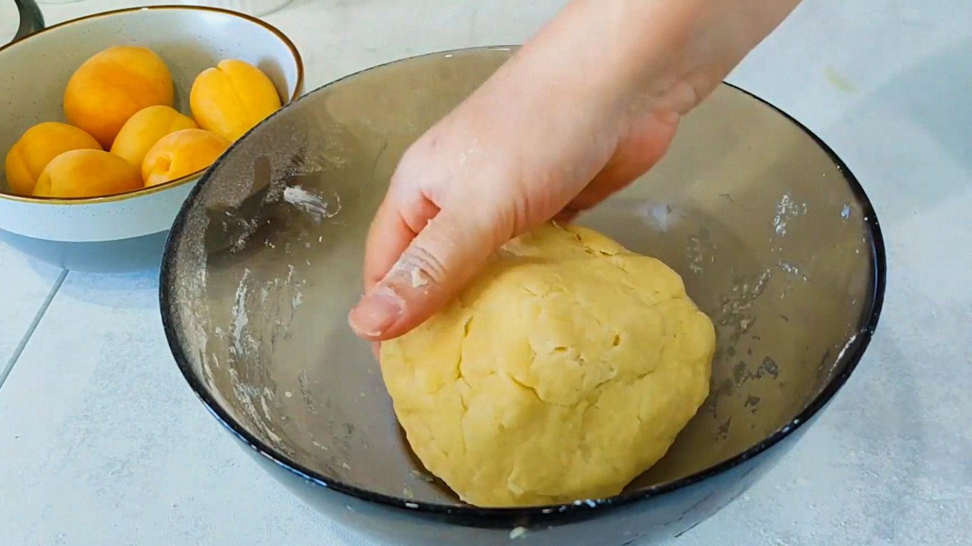 Пісочне тісто для абрикосового пирога на сметані й двох жовтках