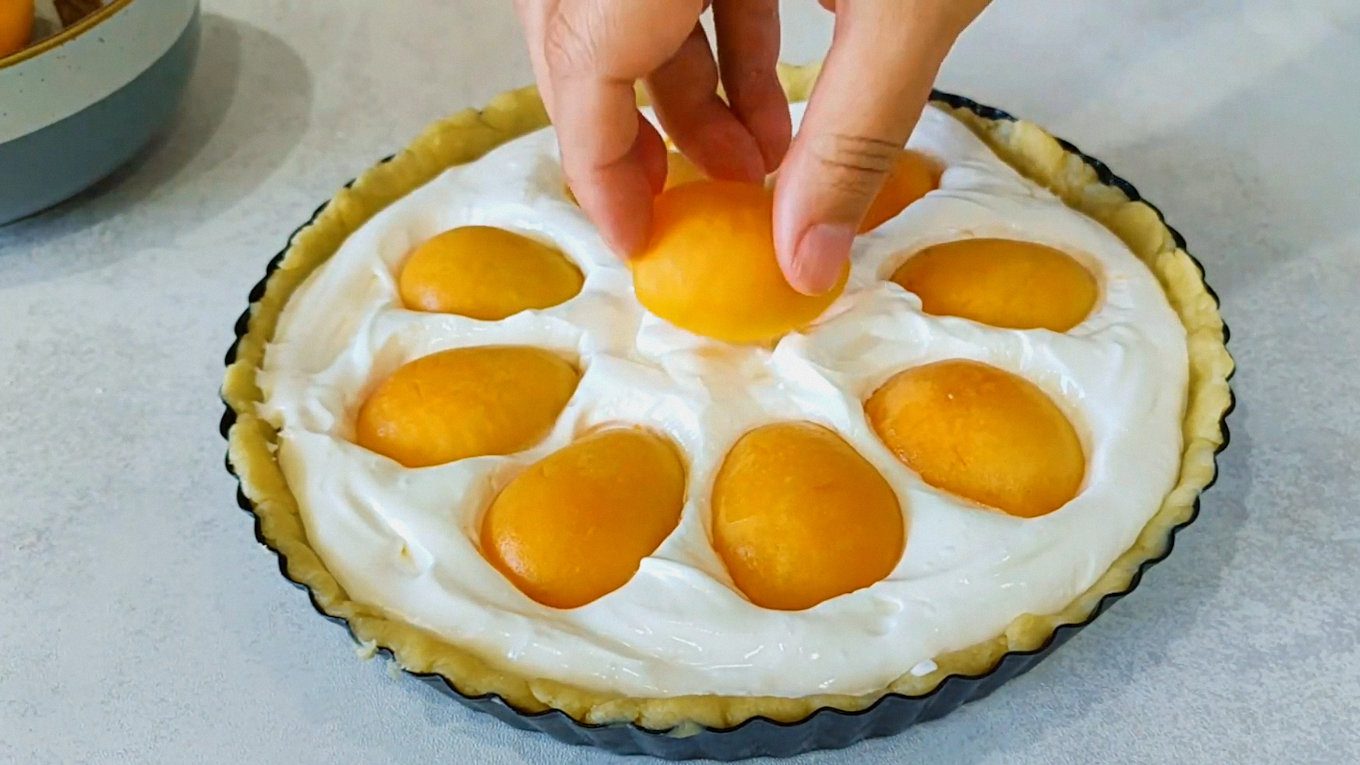 Формування абрикосового пирога: половинки абрикосів на білковій начинці