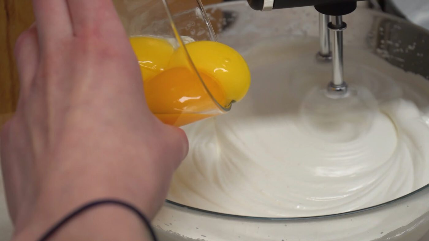 Господині показали, як зробити бісквіт, який не осідатиме та буде дуже смачним