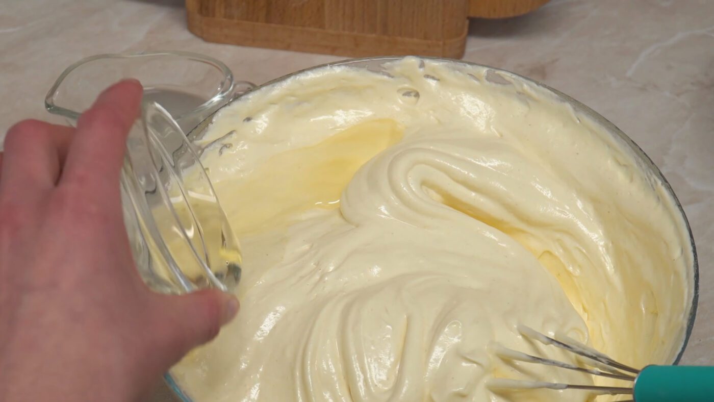 Важливо не мішати тісто надто інтенсивно, інакше зникне вся повітряність