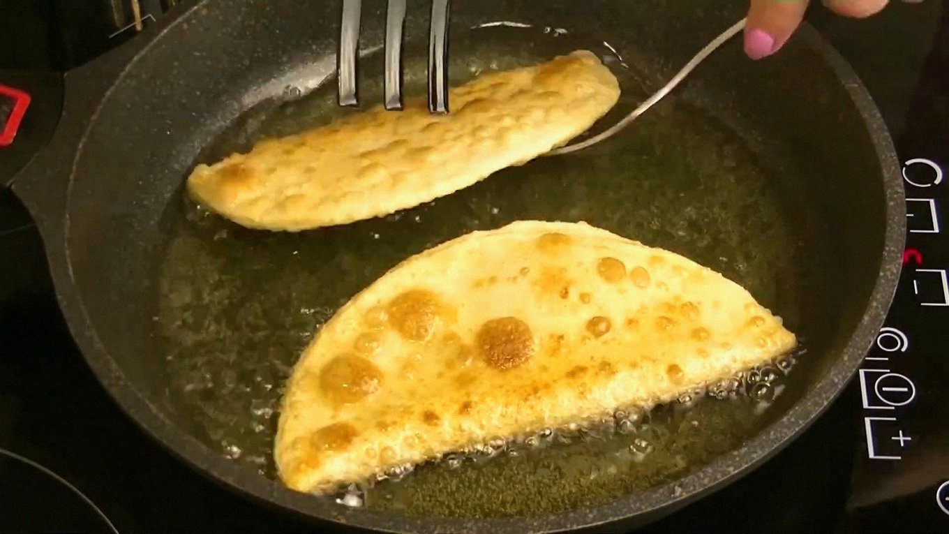 Кулінари поділилися смачним і швидким рецептом картопляних чебуреків