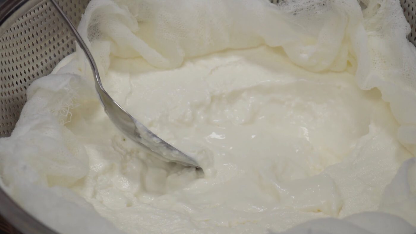 Якщо хочете, щоб йогурт був солодшим, то краще додавати не цукор, а трішки рідкого меду