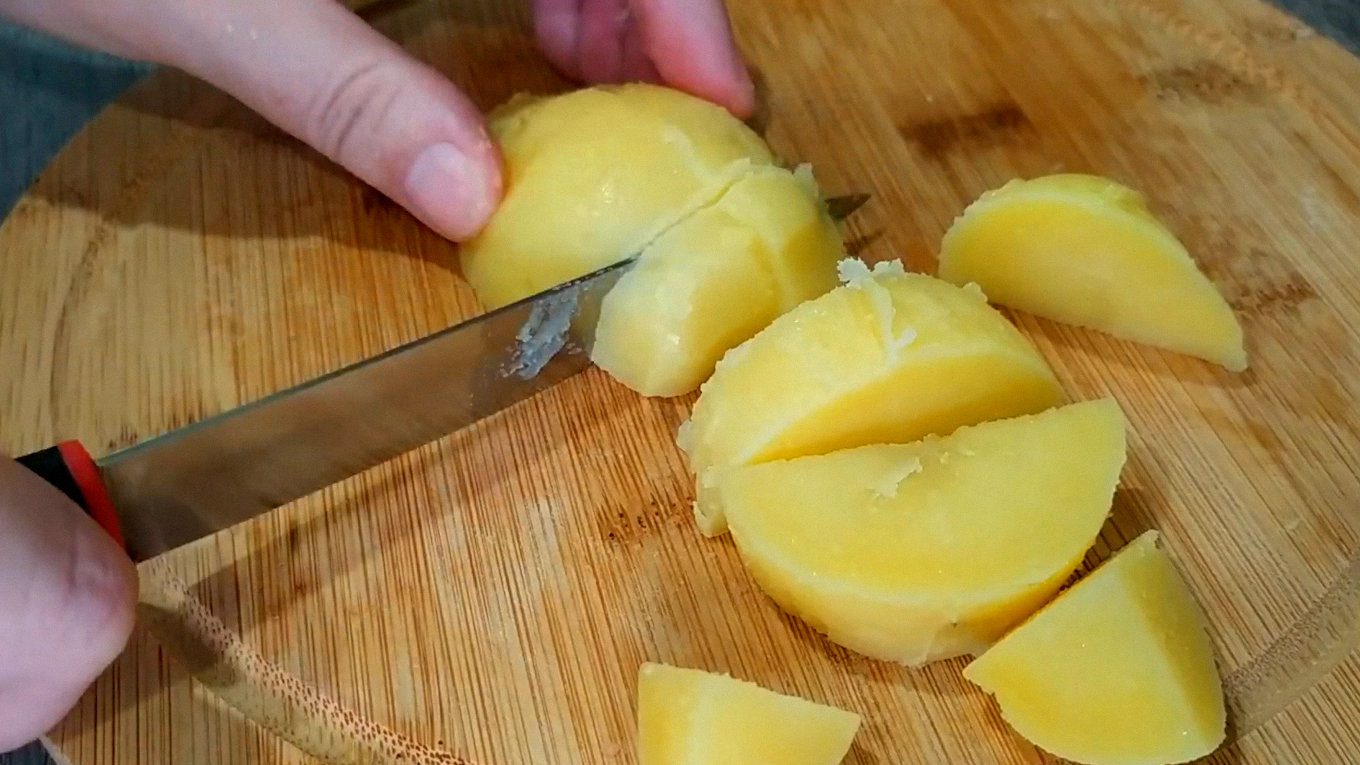 Для більшої користі картоплю можна не відварювати, а запікати у фользі