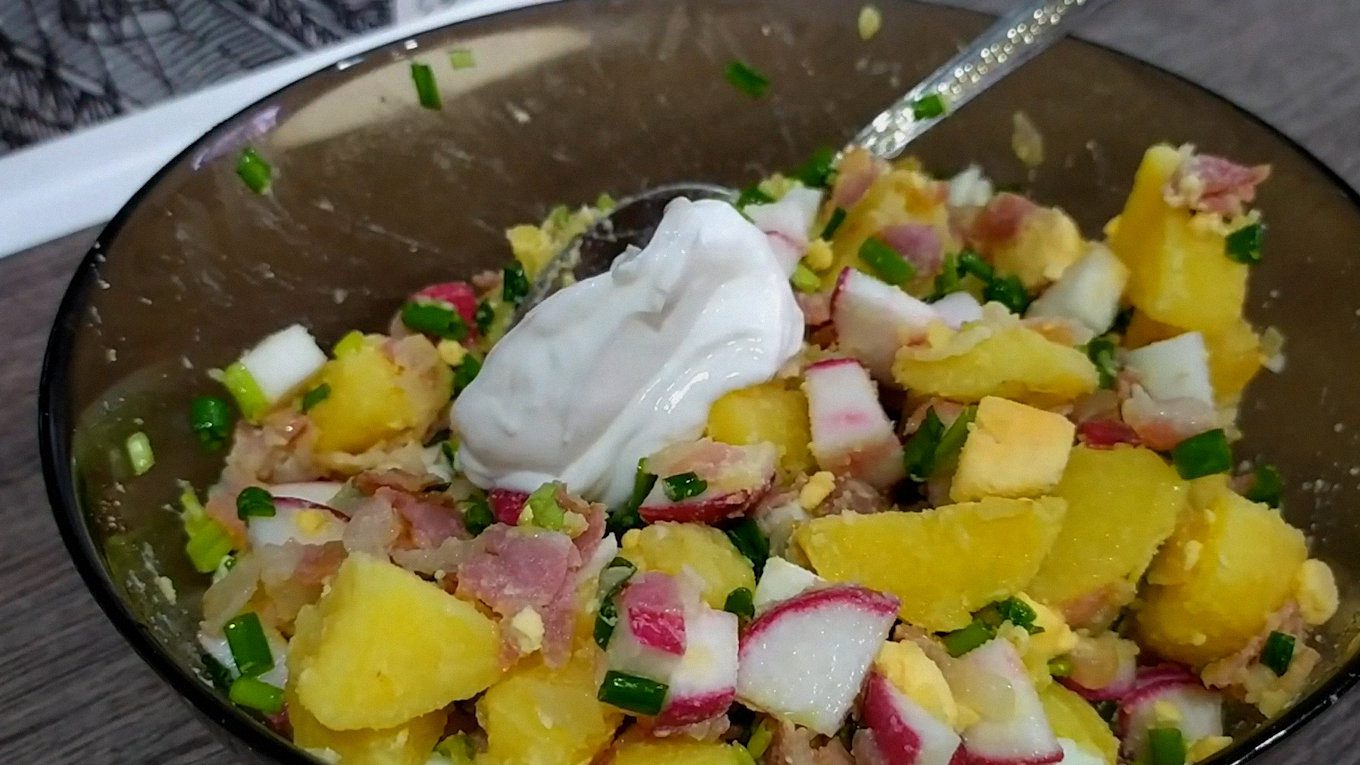 Заправку з грецького йогурту й часнику додають безпосередньо перед подачею