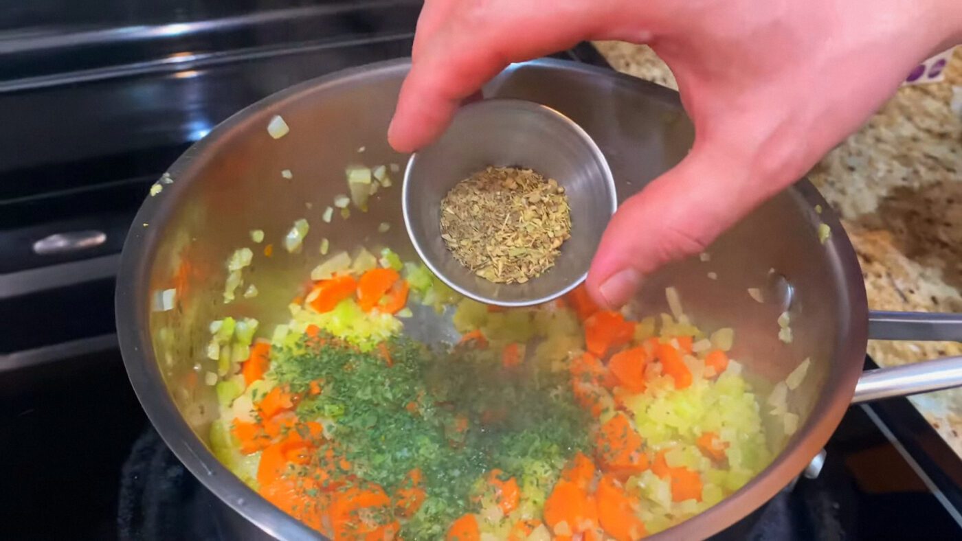 Господині показали, як приготувати смачний та насичений курячий суп