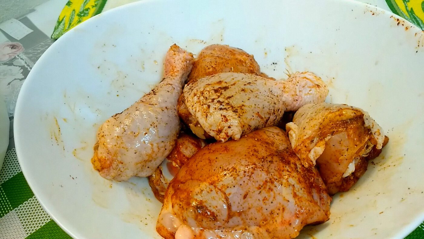 Для цього рецепта можна брати будь-яку частину курки, а можна замінити її свининою