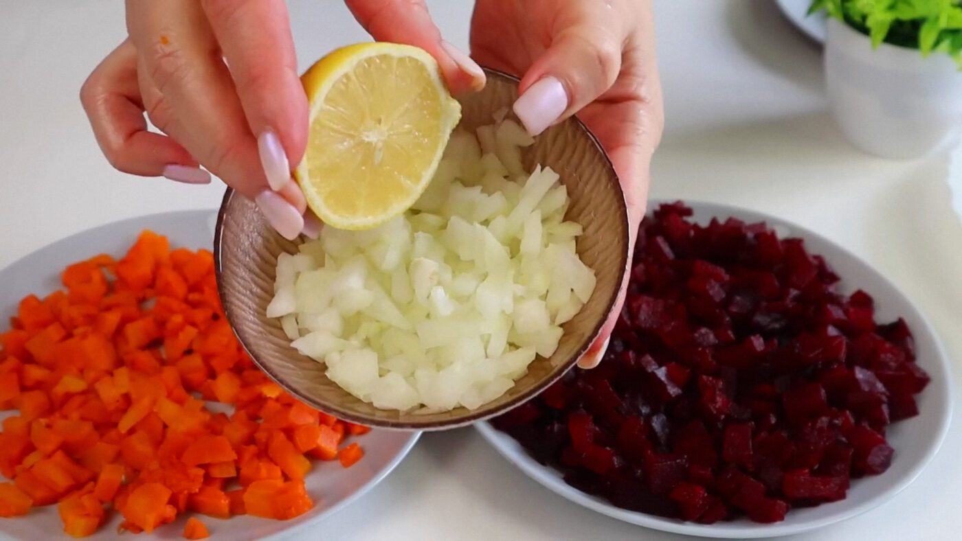Кухарі показали, як приготувати легкий оселедець під шубою без картоплі