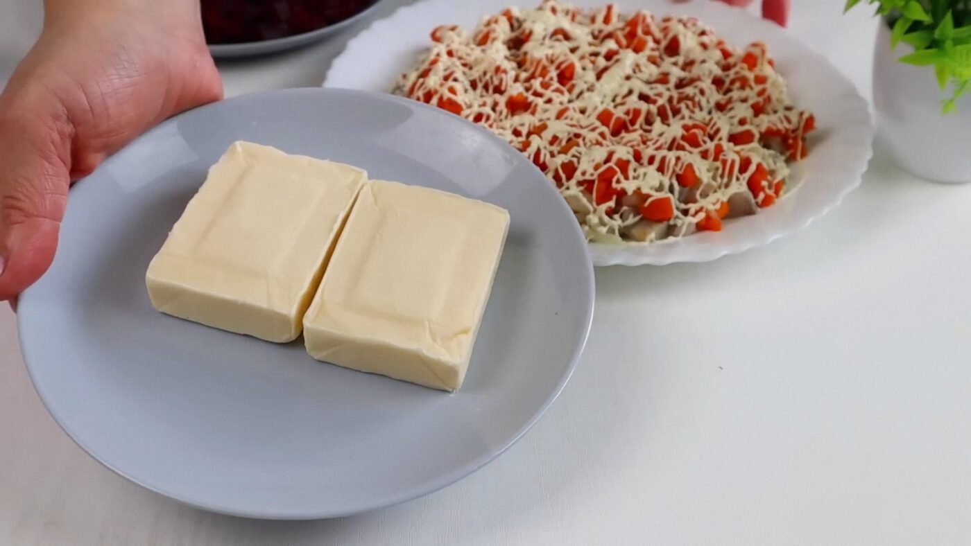 Кулінари пояснили, як приготувати смачний оселедець під шубою з сиром та горіхами замість картоплі