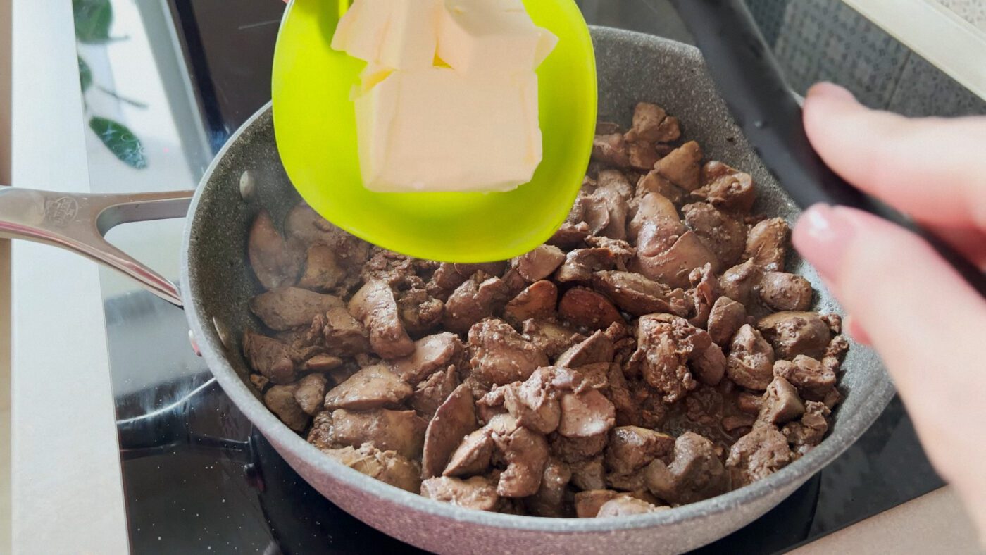 Для насиченішого смаку до паштету можна додати карі, трішки сушеного коріандру чи італійських трав