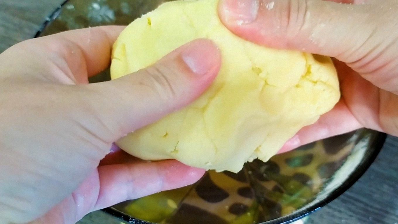 Замість ванільного цукру можна додати ванільного екстракту лише у світлу частину