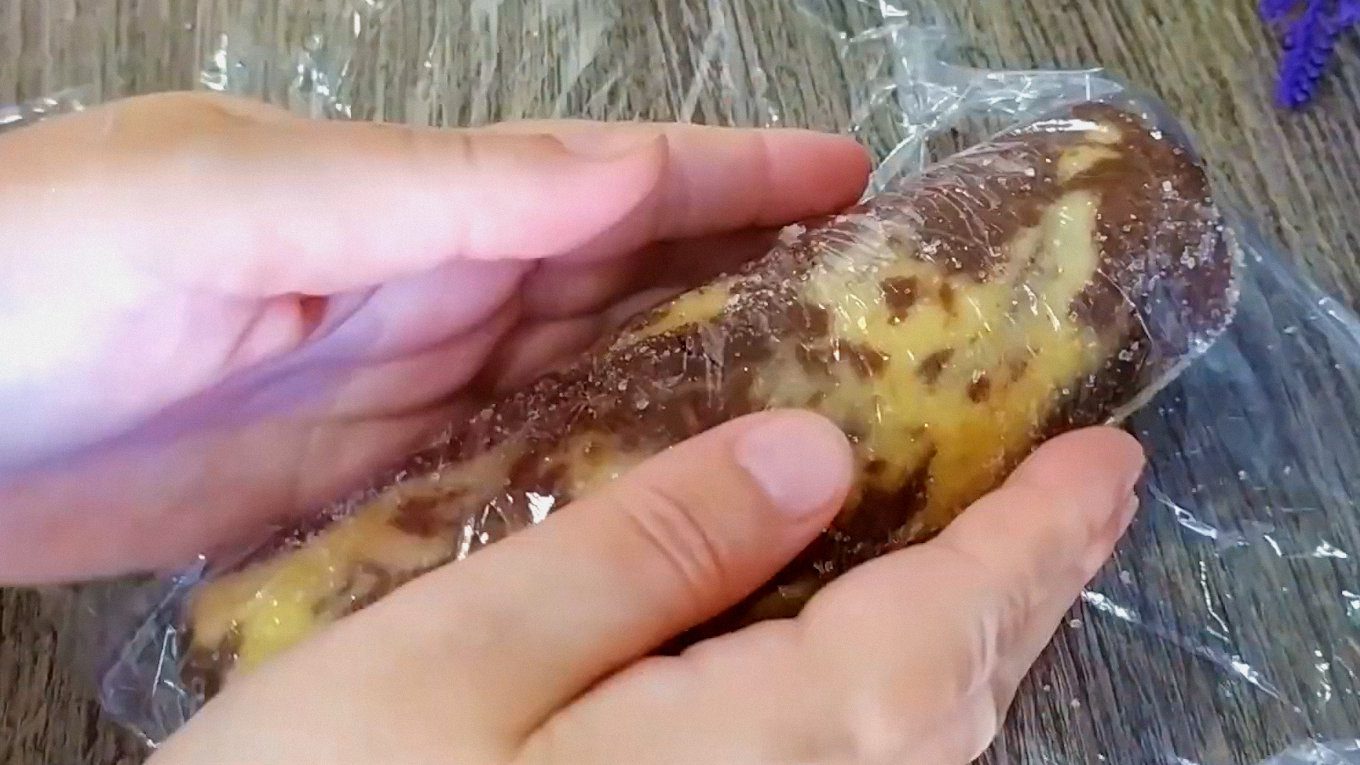 Світле й шоколадне тісто лише злегка змішують, щоб отримати плями, як у корівки