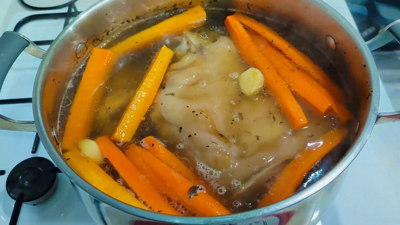 Рецепт смачної холодної закуски на новорічний стіл з овочів та томленого м'яса