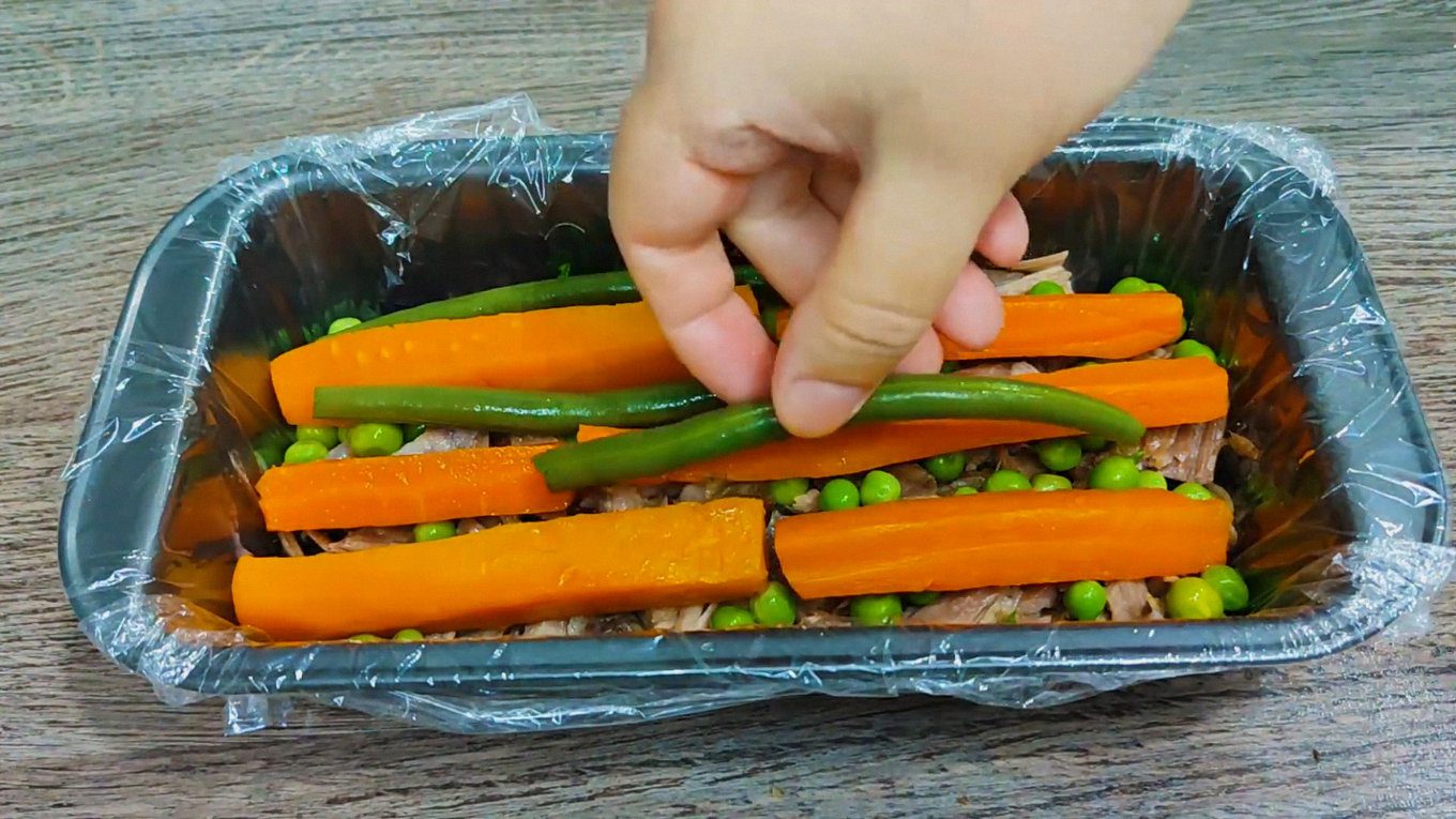 Овочі порізати кубиками та зробити порційну закуску в маленьких силіконових формах для кексів