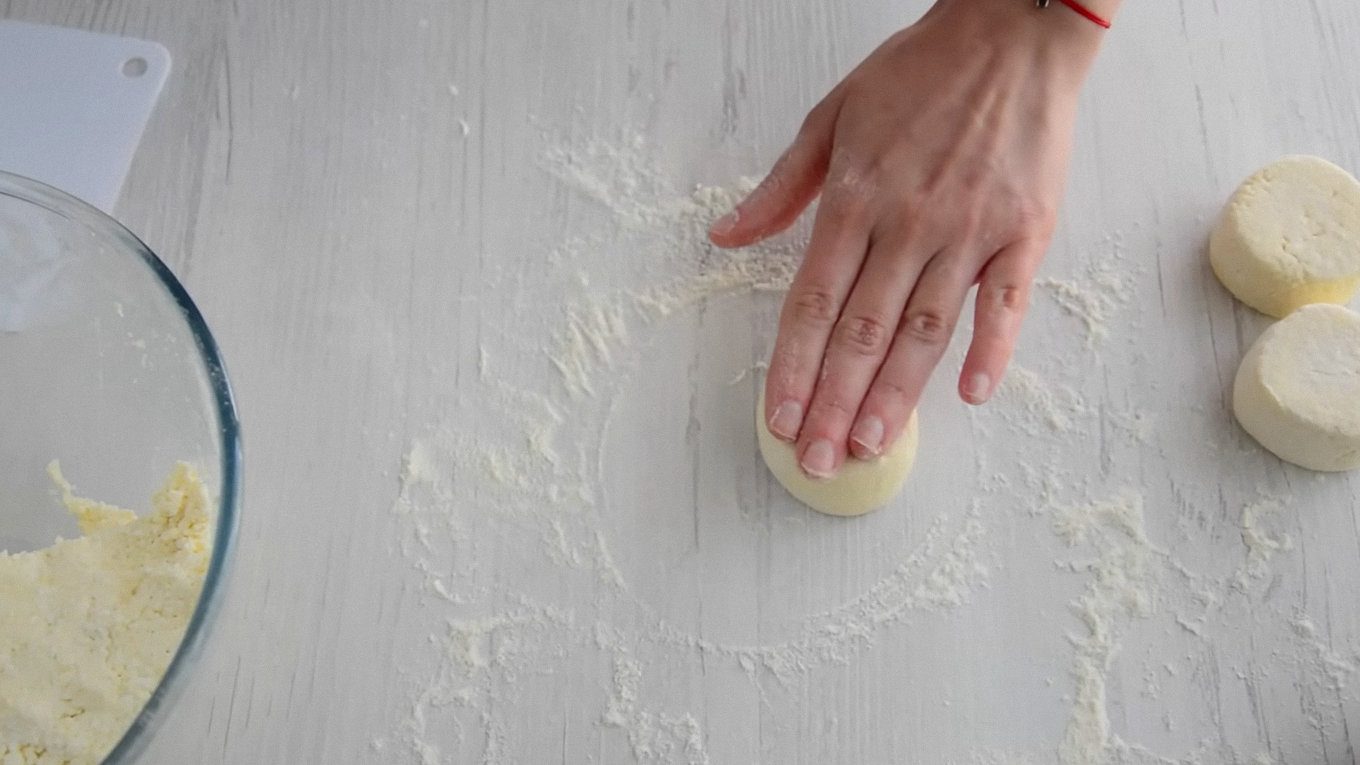 Кулінари пояснили, як приготувати ідеальні сирники з простого набору продуктів