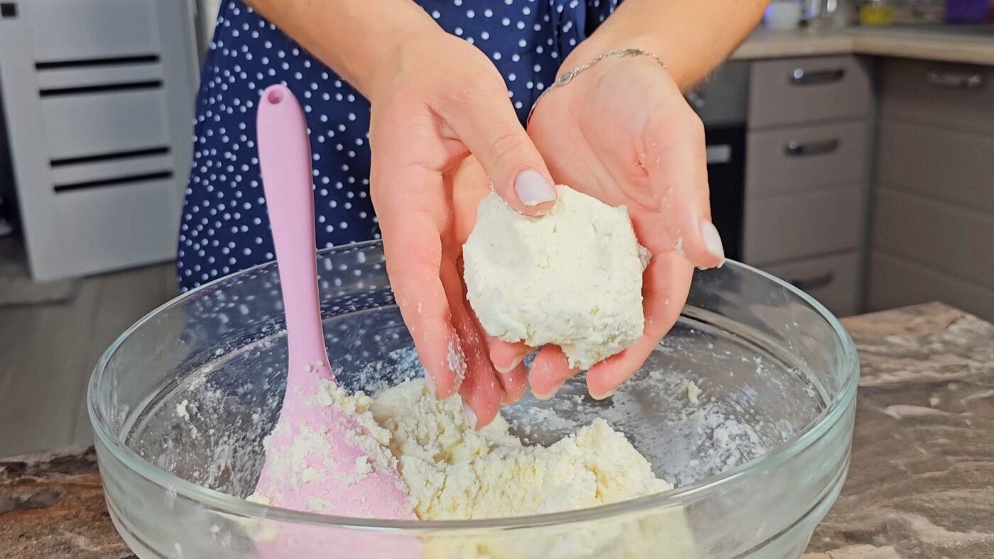 Так виглядає правильне тісто: м'яке, тримає форму й не розтікається