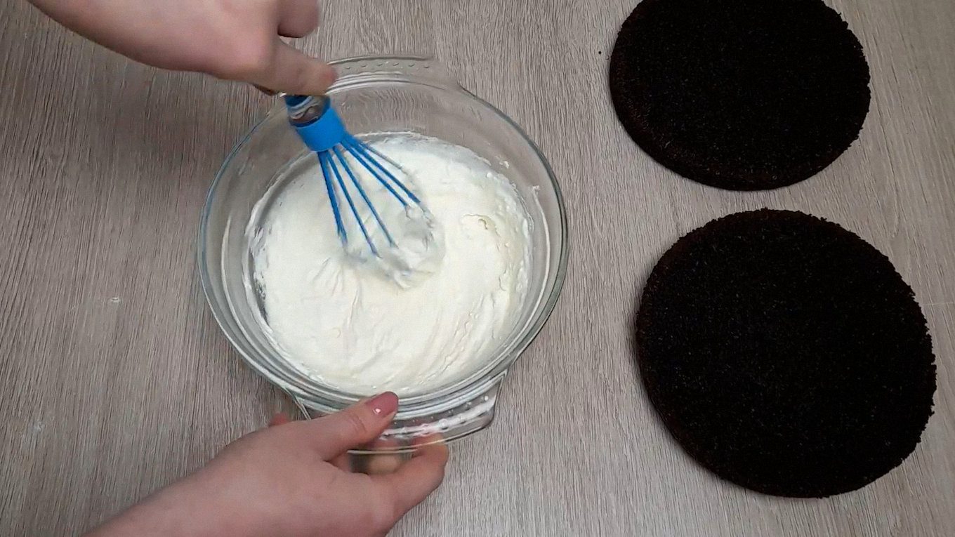 Господині показали рецепт шоколадного пирога з кефіру та 1 яйця