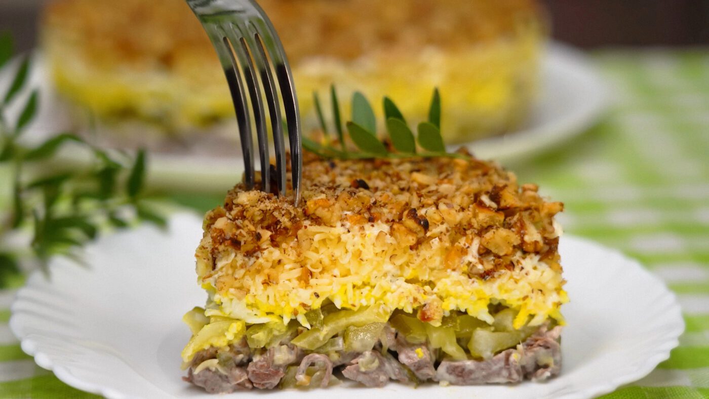 Господиня показала, як приготувати 3 прості, але дуже смачні шарові салати на Новий рік