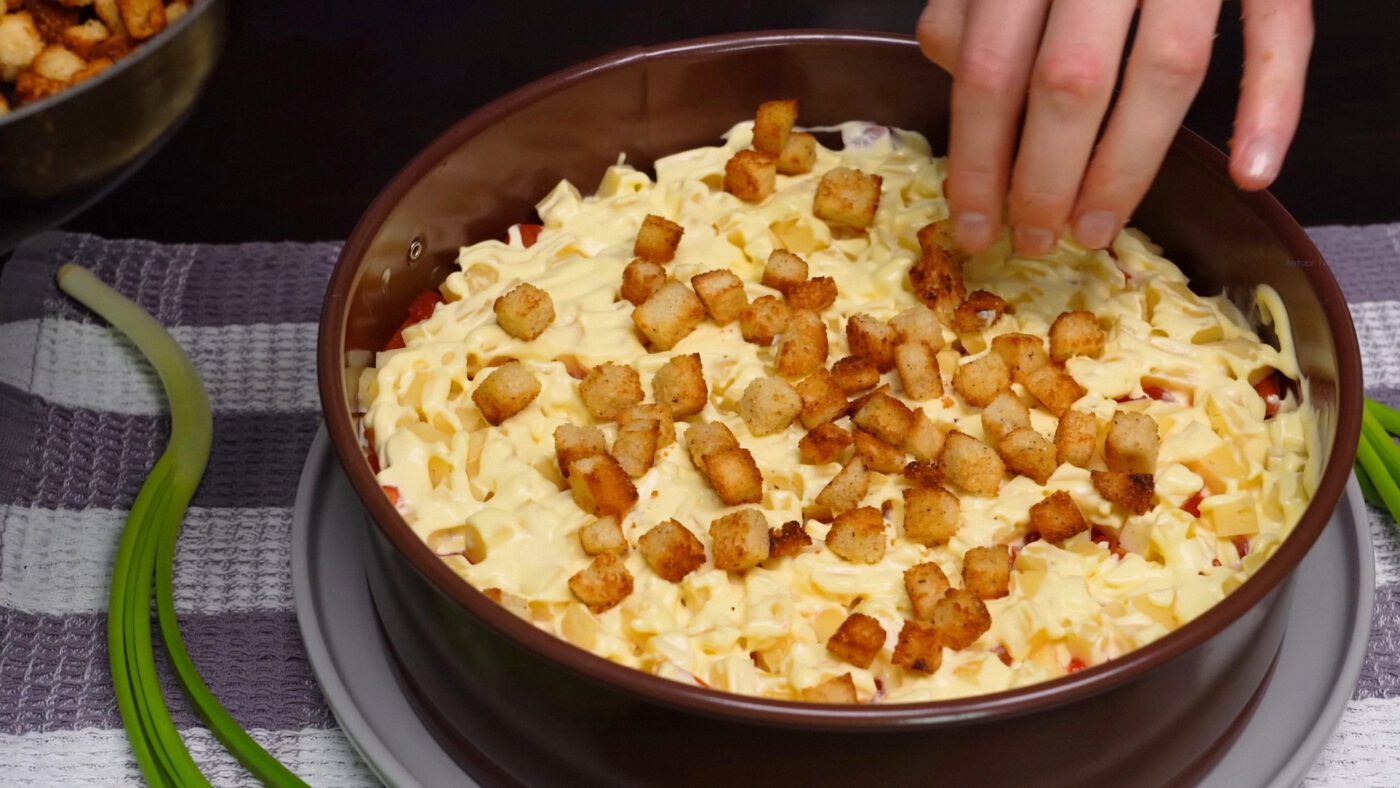 Сухарики для салату можна готувати самостійно на пательні чи в духовці, а можна просто купити в магазині