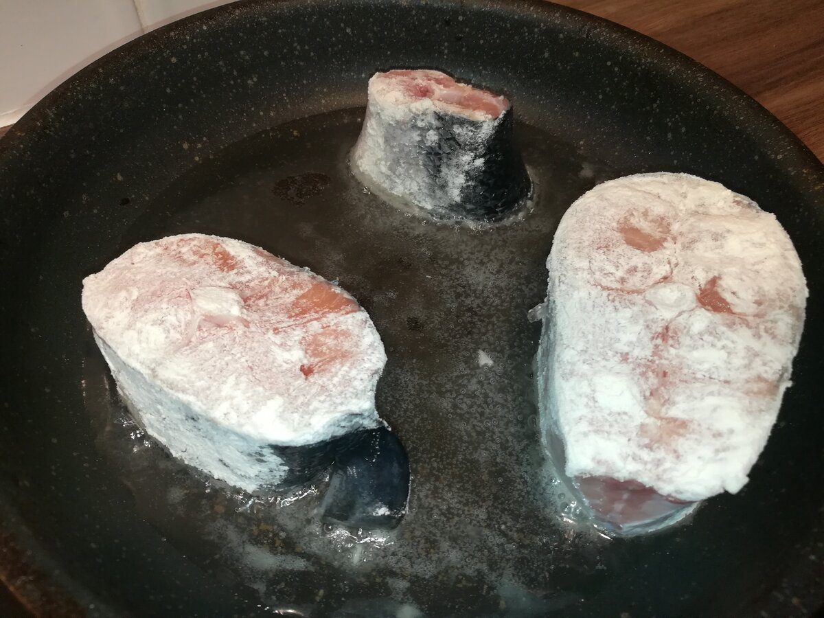 Як смажити рибу, аби вона не бризкала олією