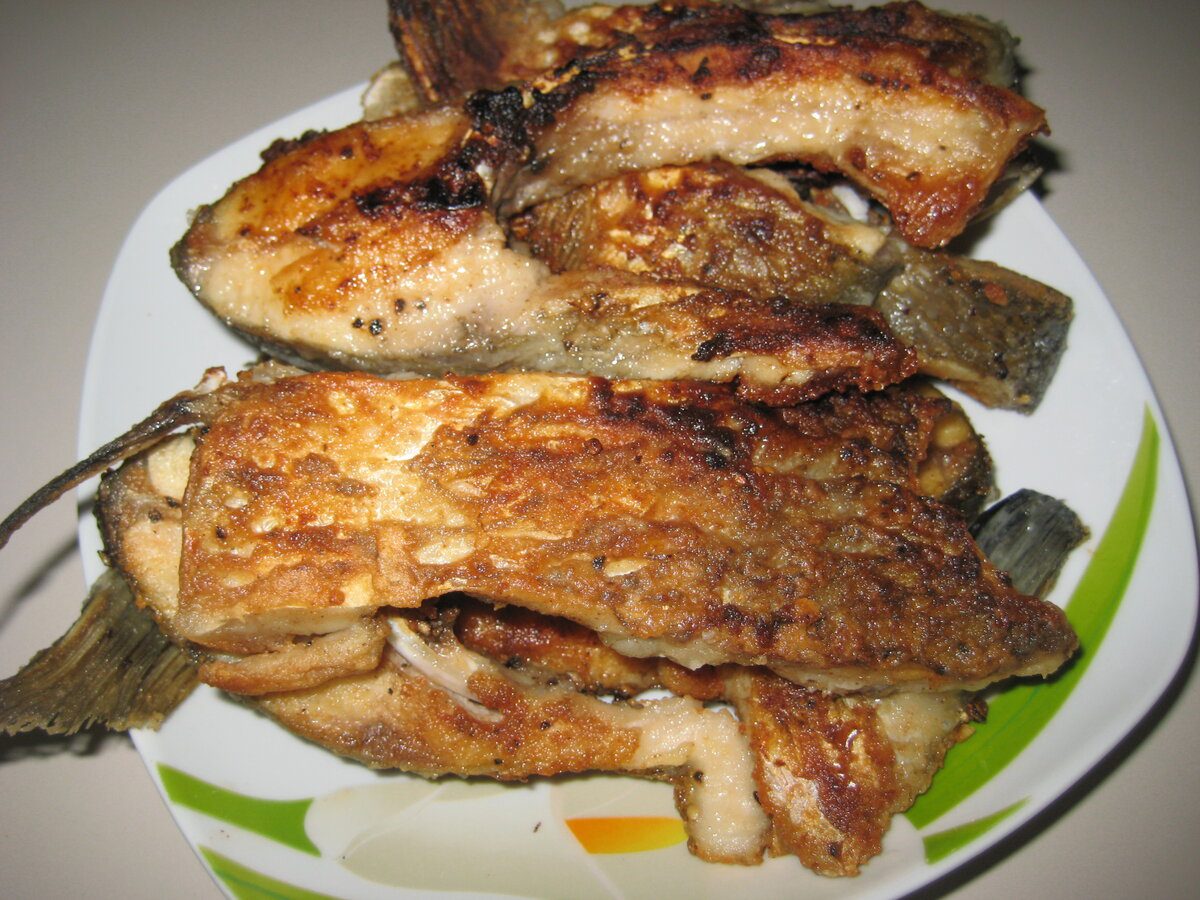 Експерти розповіли, як приготувати смачну смажену рибу, аби вона не розвалювалась у процесі