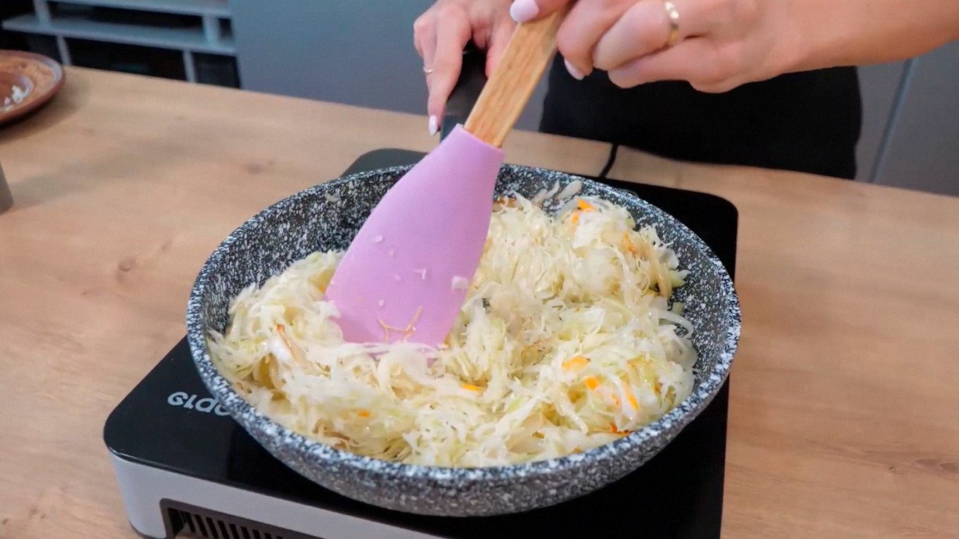 Кухарі поділилися рецептом простого бурякового салату з квашеною капустою та цибулею