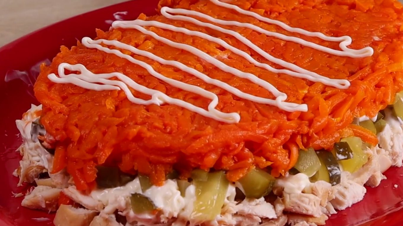 Простий шаровий салат із запеченим філе "Курочка під снігом"