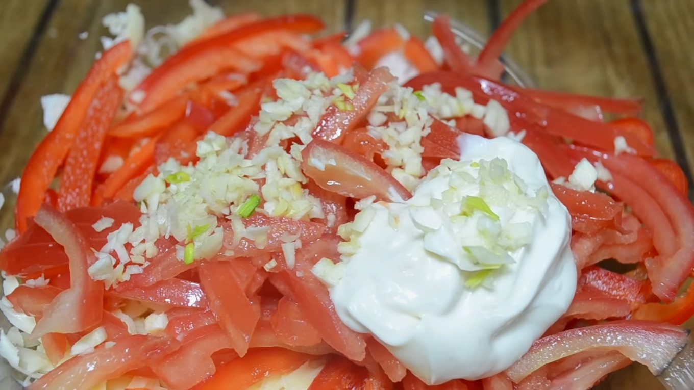 За бажанням курку для цього салату можна взяти не варену, а підкопчену