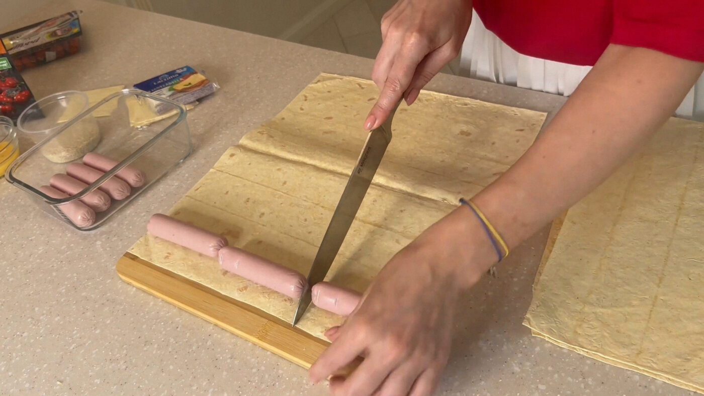 Господині показали, як приготувати швидкі сосиски в лаваші на сніданок