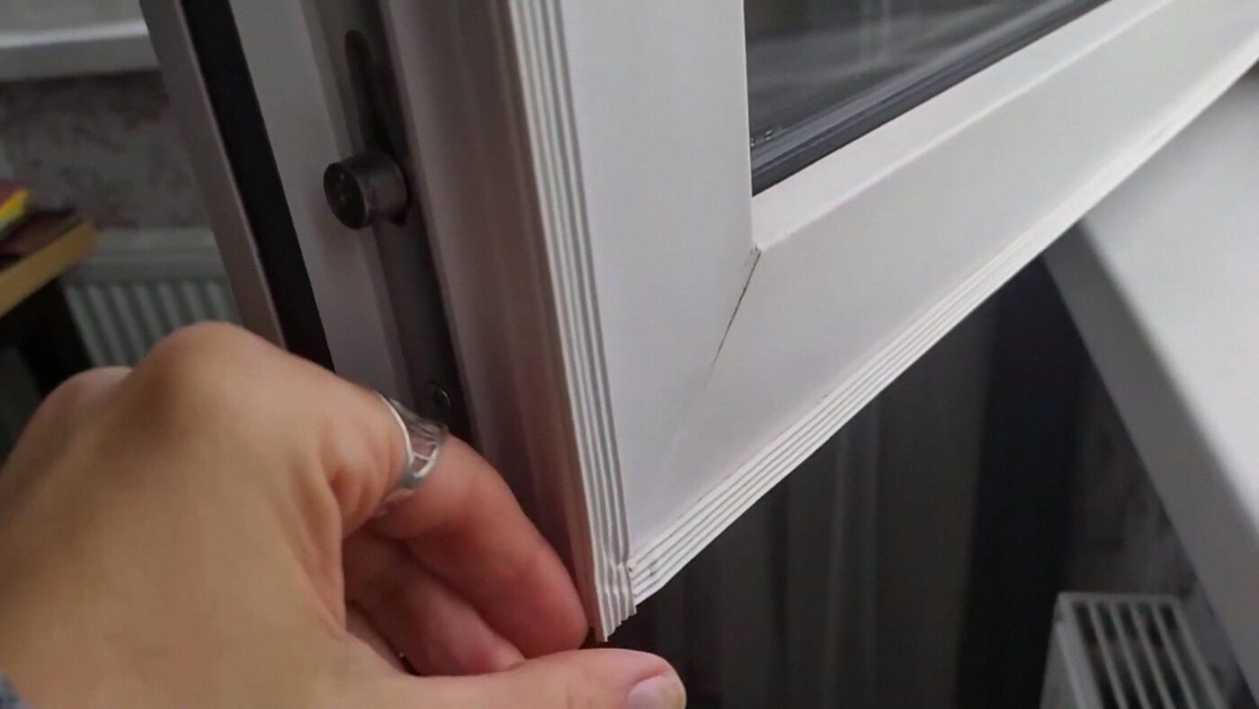 Самоклейний ущільнювач перекриває щілини між стулкою й рамою