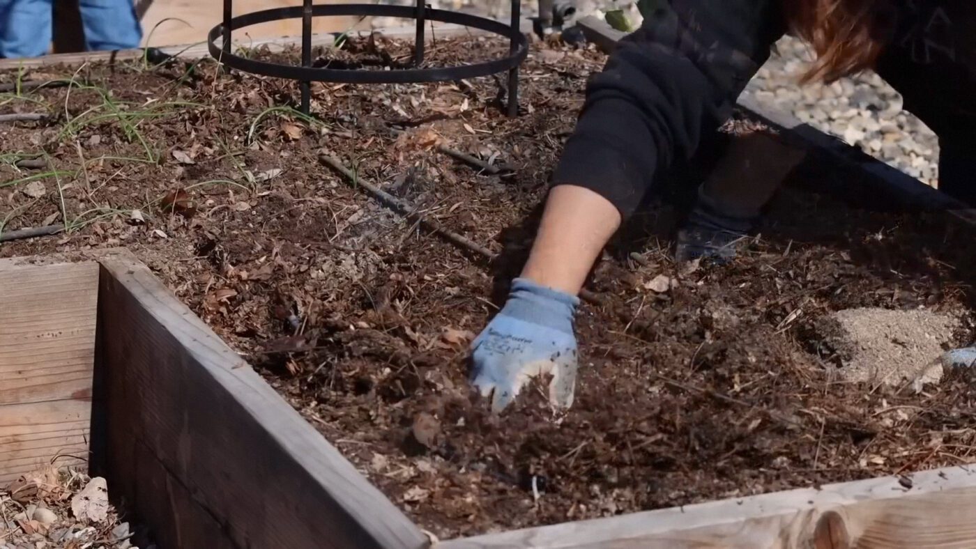 Для високих грядок можна сконструювати накриття на каркасі, щоб вийшли мініпарнички