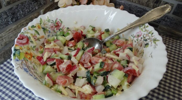 Як приготувати смачний салат із помідорів та огірків