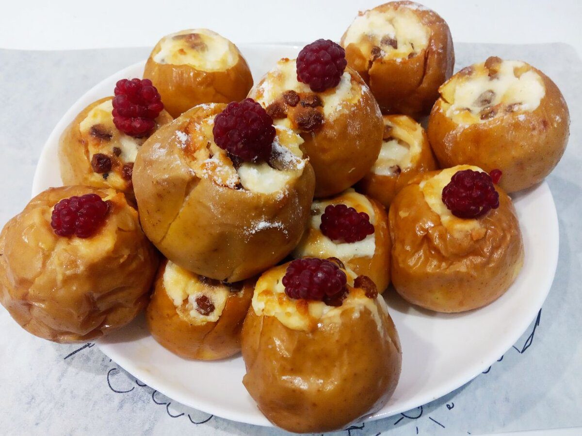 Кулінари розповіли, як приготувати смачний і насичений десерт з яблуками до вечірнього чаювання