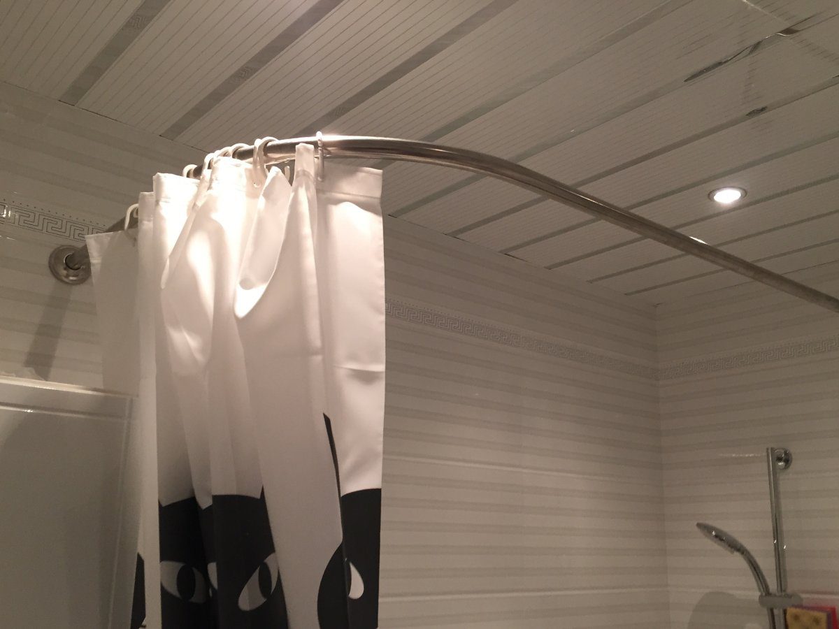 Експерти порадили доступний спосіб, який не дасть з'явитись плісняві на шторці у ванній кімнаті