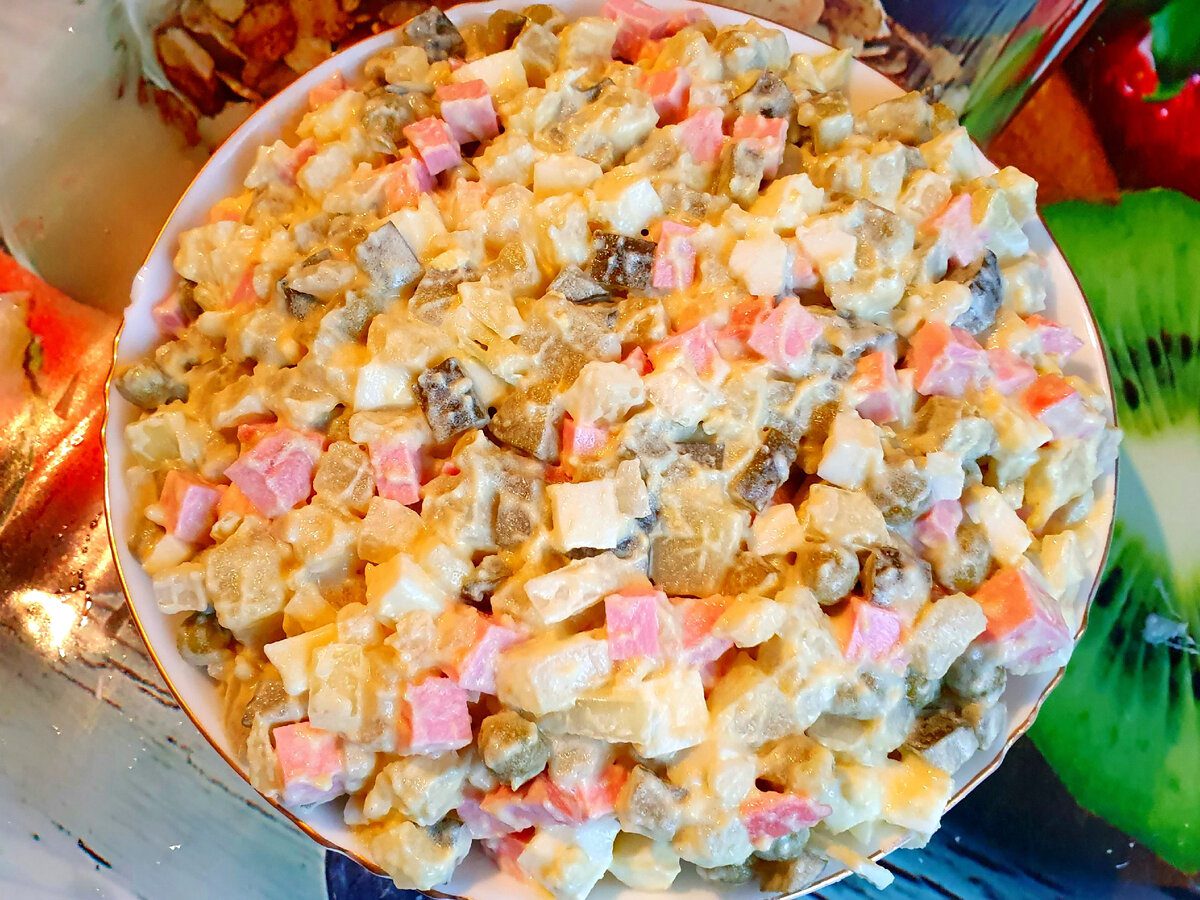 Кулінари розповіли, як приготувати смачний салат Олів'є без використання майонезу – рецепт