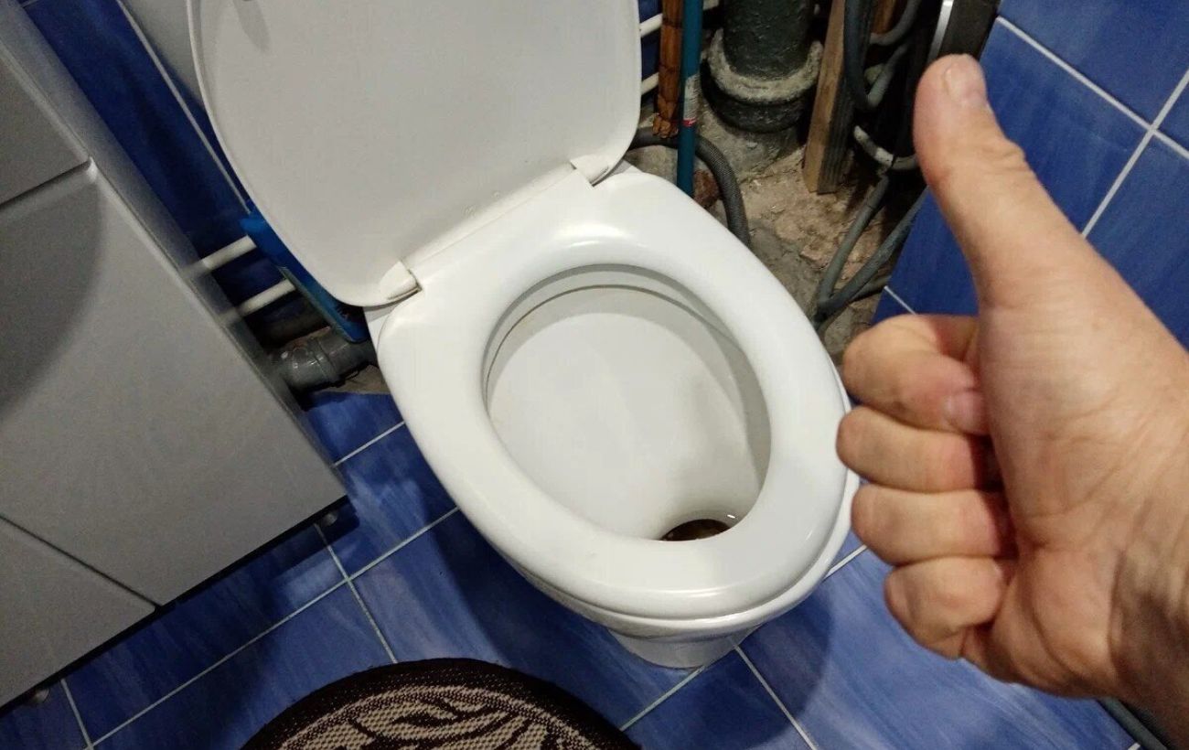 Експерти порадили спосіб, який допоможе відмити старий наліт на унітазі – простий лайфхак
