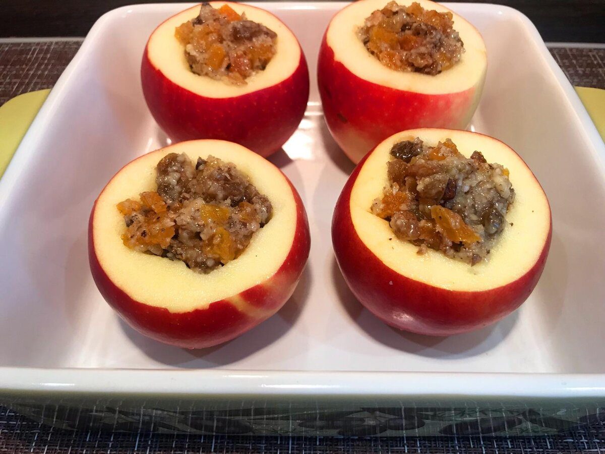 Кулінари розповіли, як приготувати смачний і насичений десерт з яблуками до вечірнього чаювання