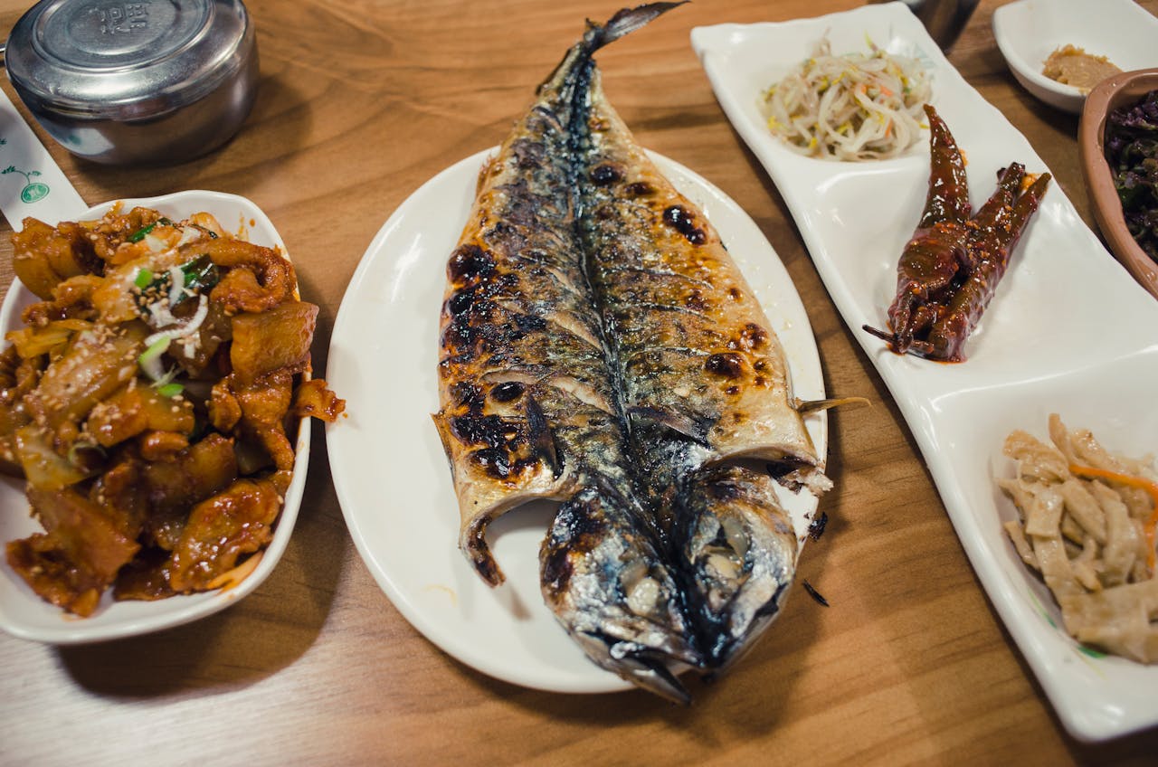 Експерти розповіли, як правильно готувати рибу, аби олія не бризкала і не було неприємного аромату