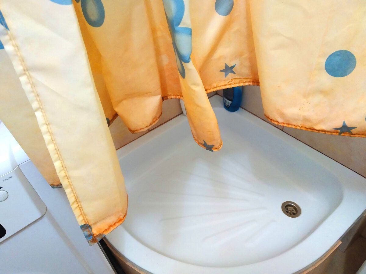 Експерти порадили доступний спосіб, який не дасть з'явитись плісняві на шторці у ванній кімнаті