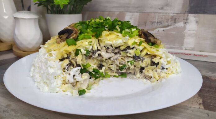 Цей салат готується сам, я тільки нарізаю: 3 інгредієнти – основні, 2 – допоміжні. Простий рецепт Як приготувати смачний салат у Новий рік