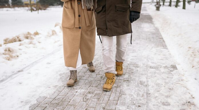 Тру робочу поверхню черевиків 1 ч. ложкою – і взуття не ковзає навіть на “скляній” ожеледиці: працює в -20 Чим обробити підошву від ожеледиці