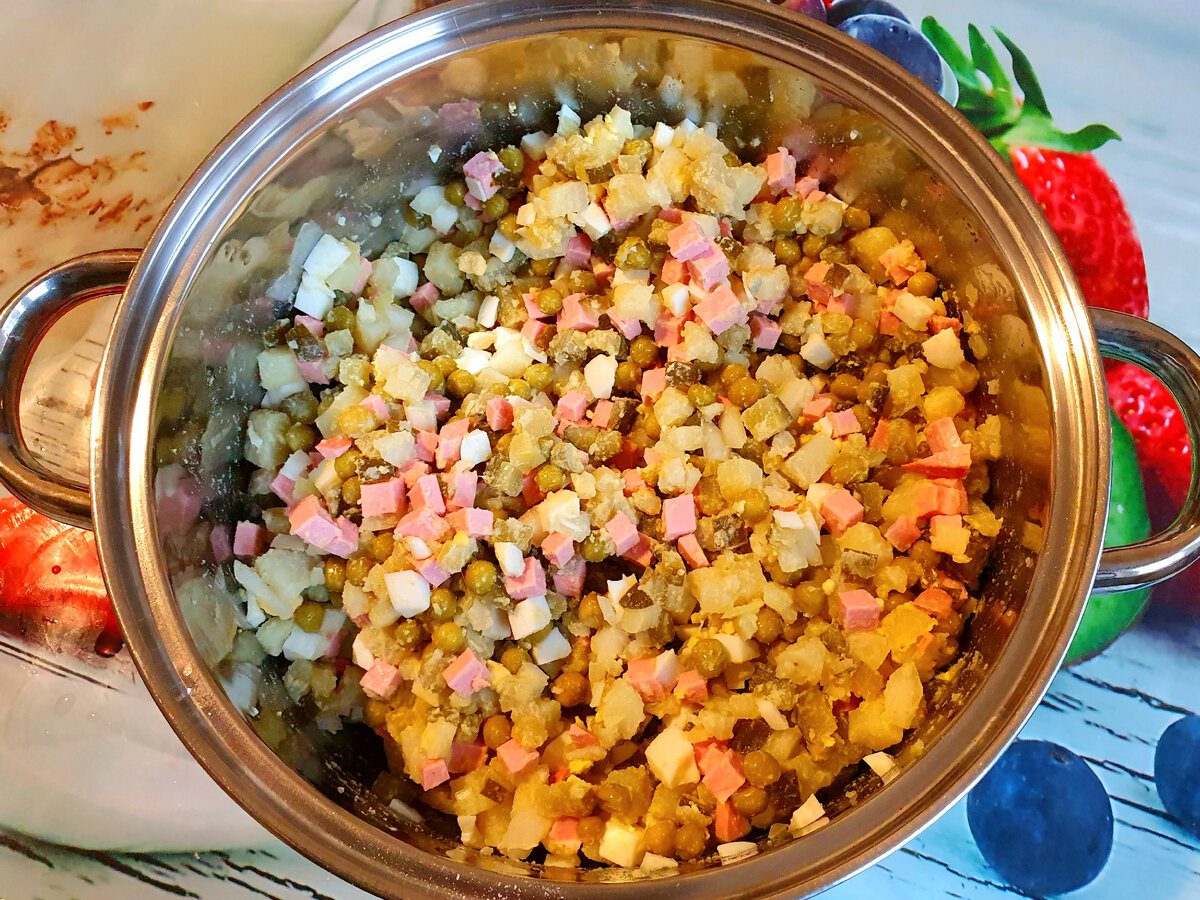 Кулінари розповіли, як приготувати смачний салат Олів'є без використання майонезу – рецепт