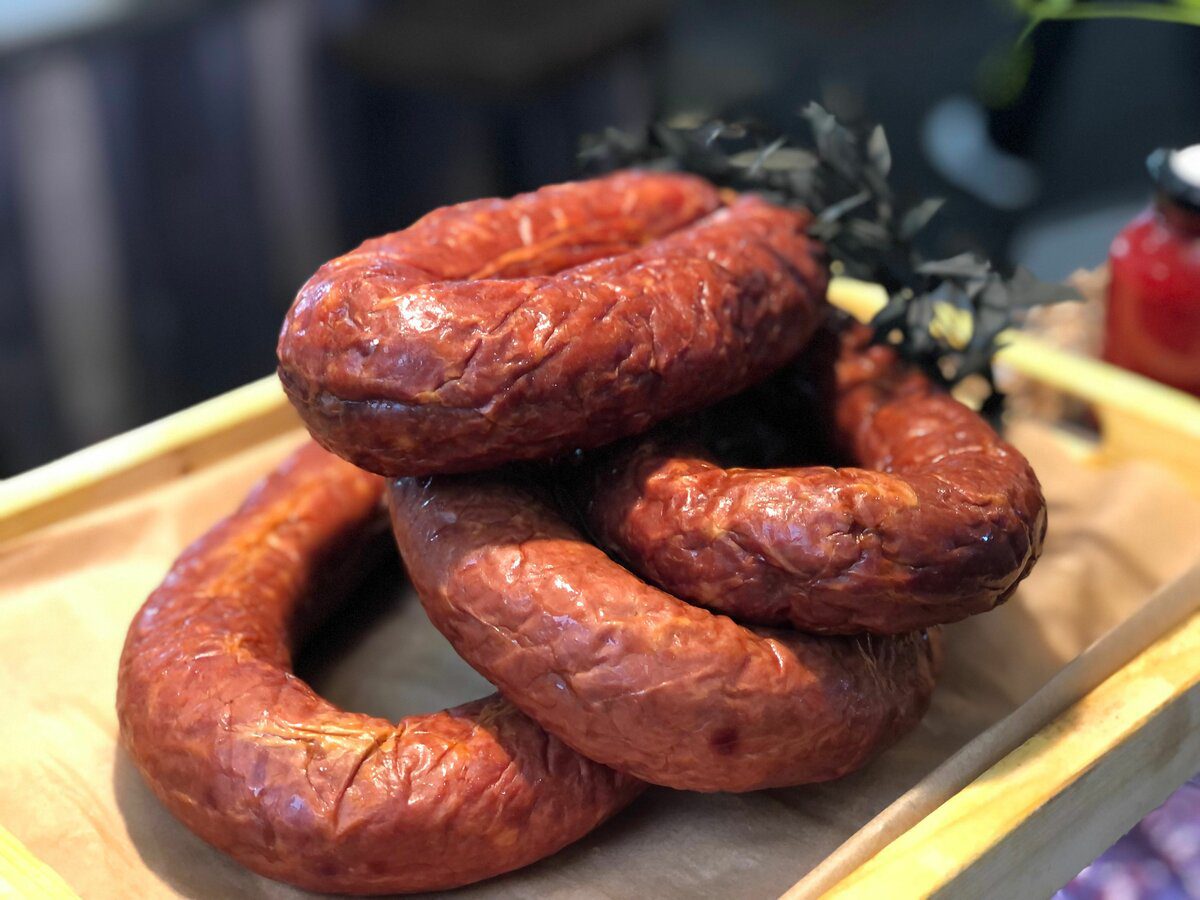 Кулінари розповіли, як приготувати смачну копчену ковбасу в домашніх умовах без коптильні