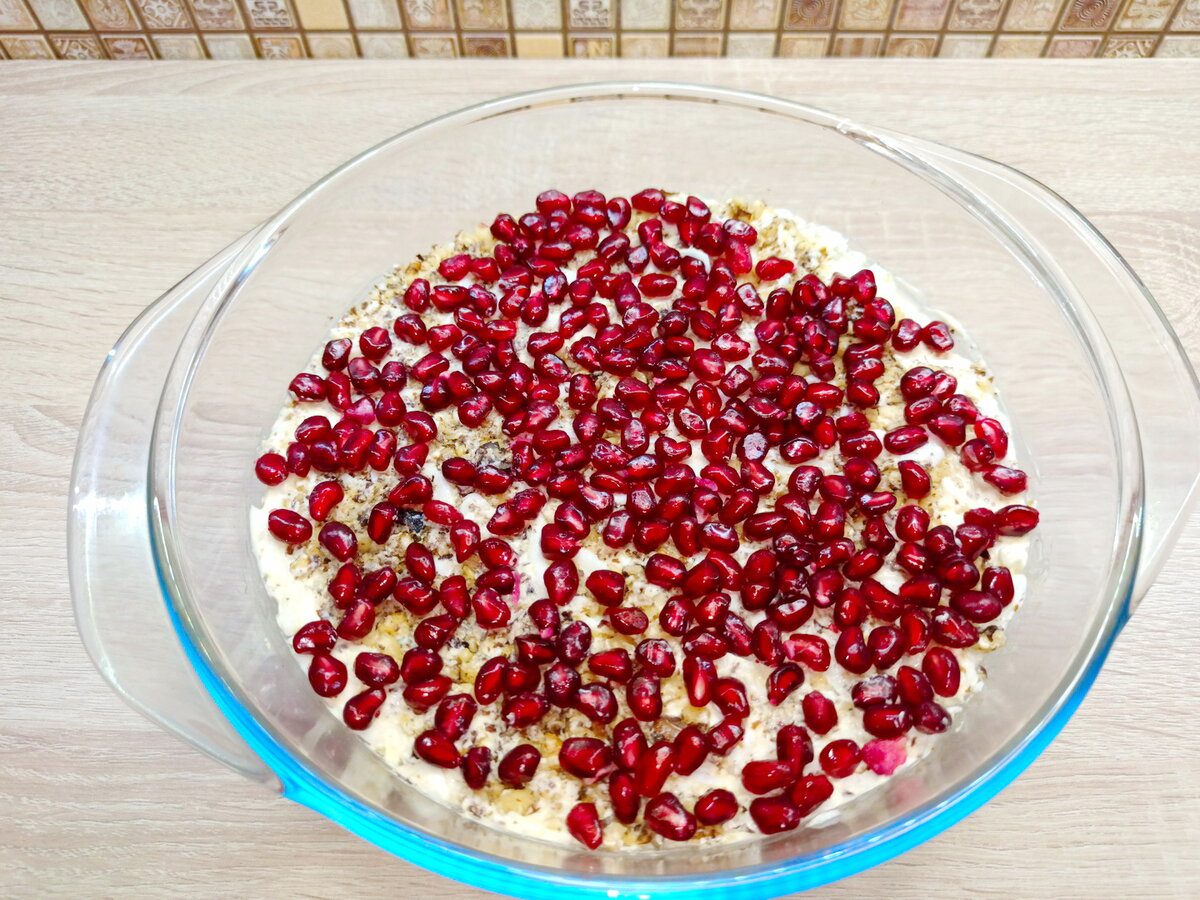 Кулінари розповіли, як приготувати смачний і насичений салат до Нового року за лічені хвилини