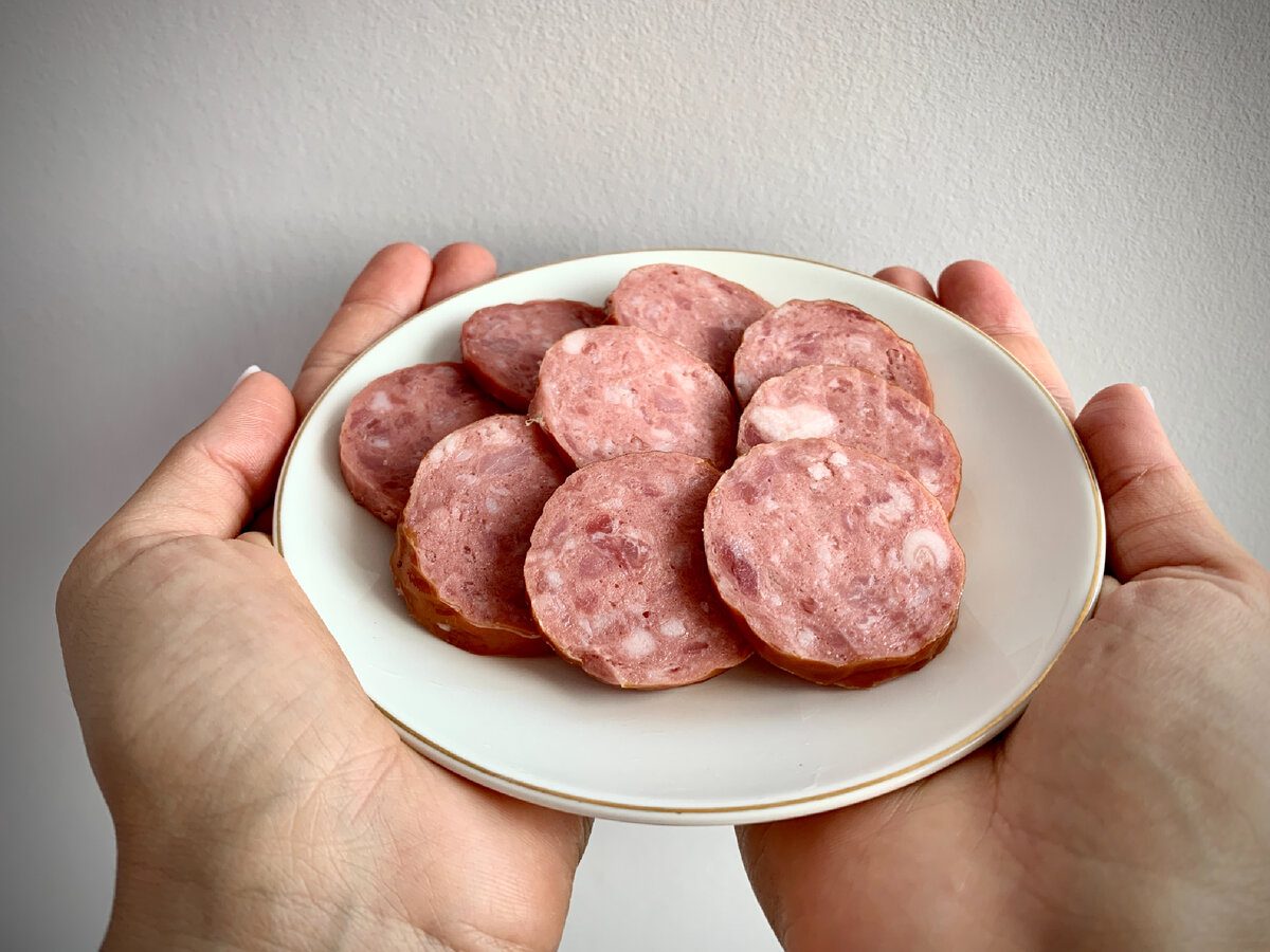 Кулінари розповіли, як приготувати смачну копчену ковбасу в домашніх умовах без коптильні