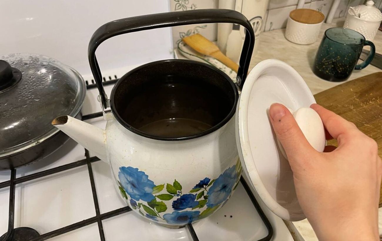 Експерти розповіли, як за допомогою простого лайфхаку очистити чайник від накипу та нальоту