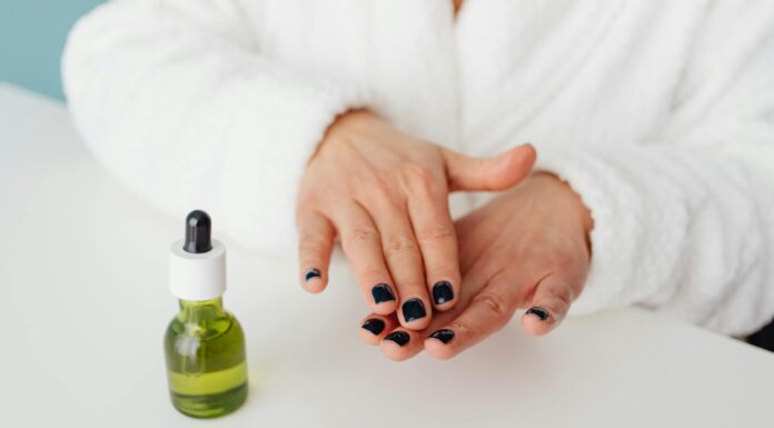 По 2 краплі на кутикулу – і нігті ростуть, як на дріжджах: подруга-майстер манікюру це порадила Як відростити довгі нігті