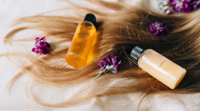 Мию волосся 2 шампунями: так воно й наступного дня виглядає свіжим і не жирнішає Як помити голову, щоб волосся довше виглядало свіжим